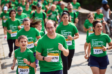 Fotos de la novena marcha solidaria contra el cáncer en Pamplona./
