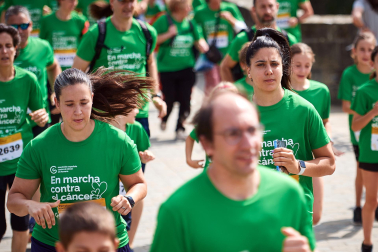 Fotos de la novena marcha solidaria contra el cáncer en Pamplona./