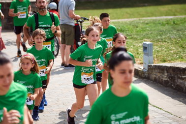 Fotos de la novena marcha solidaria contra el cáncer en Pamplona./