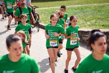 Fotos de la novena marcha solidaria contra el cáncer en Pamplona./