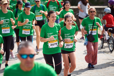 Fotos de la novena marcha solidaria contra el cáncer en Pamplona./