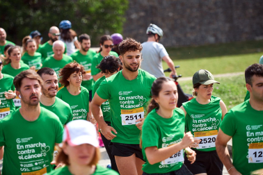 Fotos de la novena marcha solidaria contra el cáncer en Pamplona./