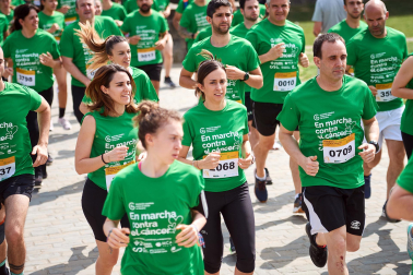 Fotos de la novena marcha solidaria contra el cáncer en Pamplona./
