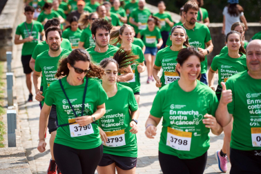 Fotos de la novena marcha solidaria contra el cáncer en Pamplona./