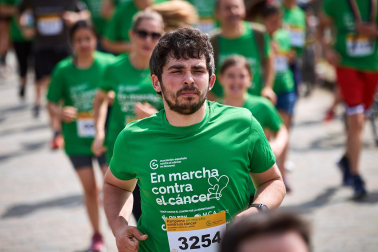 Fotos de la novena marcha solidaria contra el cáncer en Pamplona./