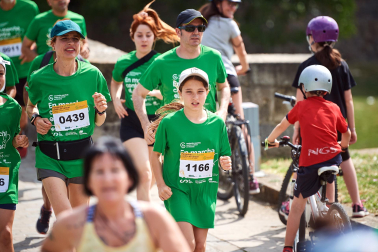 Fotos de la novena marcha solidaria contra el cáncer en Pamplona./
