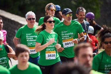 Fotos de la novena marcha solidaria contra el cáncer en Pamplona./
