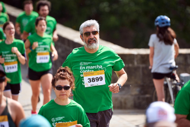 Fotos de la novena marcha solidaria contra el cáncer en Pamplona./