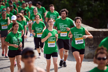 Fotos de la novena marcha solidaria contra el cáncer en Pamplona./