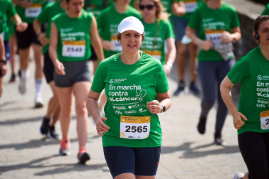 Fotos de la novena marcha solidaria contra el cáncer en Pamplona./