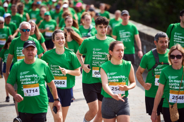 Fotos de la novena marcha solidaria contra el cáncer en Pamplona./