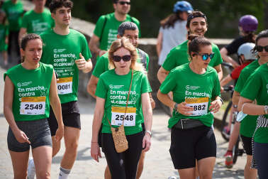 Fotos de la novena marcha solidaria contra el cáncer en Pamplona./