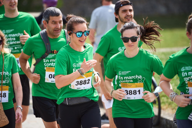 Fotos de la novena marcha solidaria contra el cáncer en Pamplona./