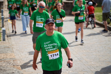 Fotos de la novena marcha solidaria contra el cáncer en Pamplona./