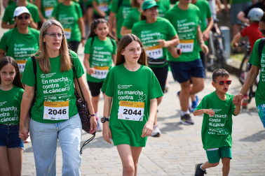 Fotos de la novena marcha solidaria contra el cáncer en Pamplona./