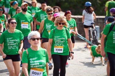 Fotos de la novena marcha solidaria contra el cáncer en Pamplona./