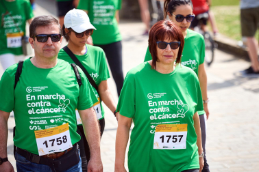 Fotos de la novena marcha solidaria contra el cáncer en Pamplona./