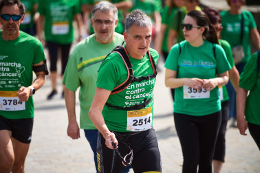 Fotos de la novena marcha solidaria contra el cáncer en Pamplona./