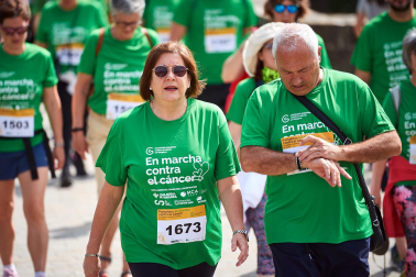 Fotos de la novena marcha solidaria contra el cáncer en Pamplona./