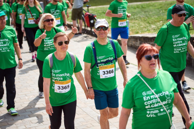 Fotos de la novena marcha solidaria contra el cáncer en Pamplona./