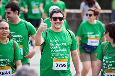 Fotos de la novena marcha solidaria contra el cáncer en Pamplona./