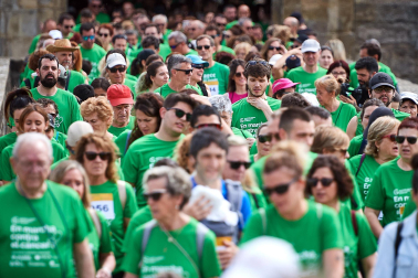 Fotos de la novena marcha solidaria contra el cáncer en Pamplona./