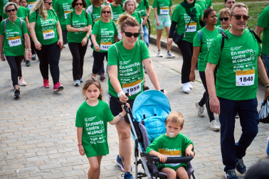 Fotos de la novena marcha solidaria contra el cáncer en Pamplona./