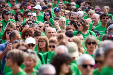 Fotos de la novena marcha solidaria contra el cáncer en Pamplona./