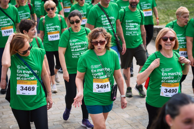 Fotos de la novena marcha solidaria contra el cáncer en Pamplona./
