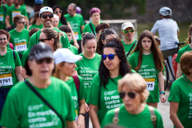 Fotos de la novena marcha solidaria contra el cáncer en Pamplona./