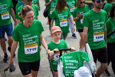 Fotos de la novena marcha solidaria contra el cáncer en Pamplona./