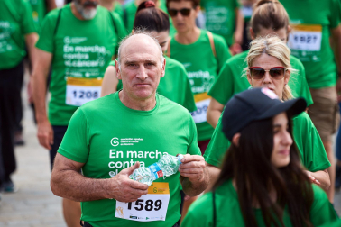 Fotos de la novena marcha solidaria contra el cáncer en Pamplona./