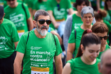 Fotos de la novena marcha solidaria contra el cáncer en Pamplona./