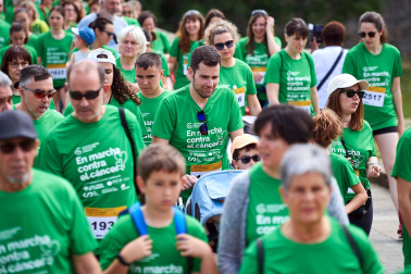 Fotos de la novena marcha solidaria contra el cáncer en Pamplona./