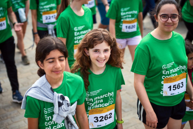 Fotos de la novena marcha solidaria contra el cáncer en Pamplona./