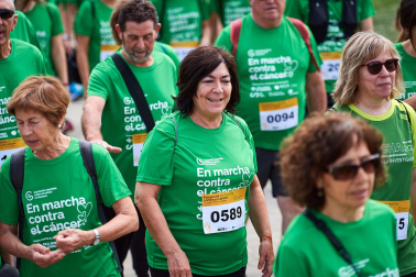 Fotos de la novena marcha solidaria contra el cáncer en Pamplona./