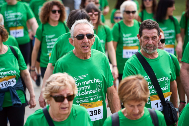 Fotos de la novena marcha solidaria contra el cáncer en Pamplona./