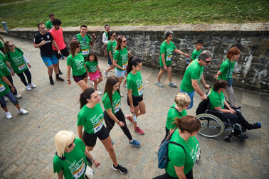 Fotos de la novena marcha solidaria contra el cáncer en Pamplona./