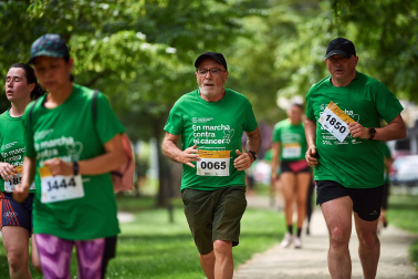 Fotos de la novena marcha solidaria contra el cáncer en Pamplona./