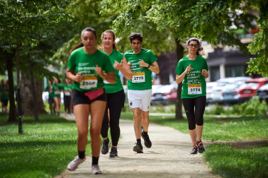 Fotos de la novena marcha solidaria contra el cáncer en Pamplona./