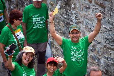 Fotos de la novena marcha solidaria contra el cáncer en Pamplona./
