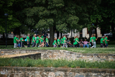 Fotos de la novena marcha solidaria contra el cáncer en Pamplona./