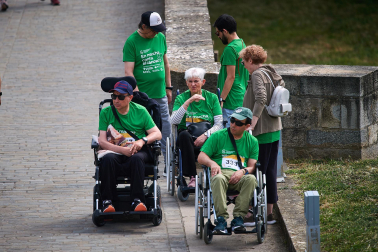 Fotos de la novena marcha solidaria contra el cáncer en Pamplona./