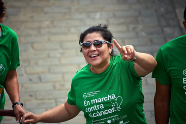 Fotos de la novena marcha solidaria contra el cáncer en Pamplona./
