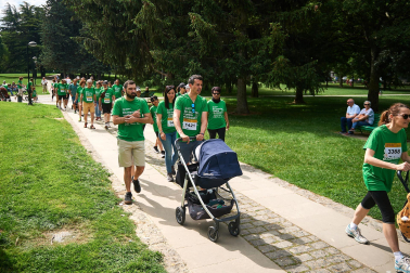Fotos de la novena marcha solidaria contra el cáncer en Pamplona./