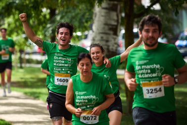 Fotos de la novena marcha solidaria contra el cáncer en Pamplona./