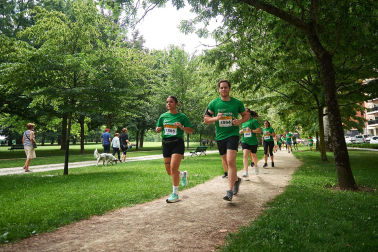 Fotos de la novena marcha solidaria contra el cáncer en Pamplona./