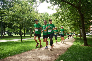 Fotos de la novena marcha solidaria contra el cáncer en Pamplona./