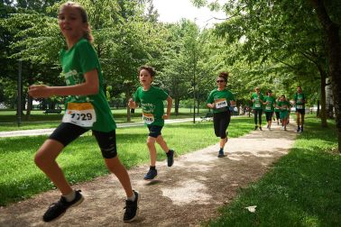 Fotos de la novena marcha solidaria contra el cáncer en Pamplona./
