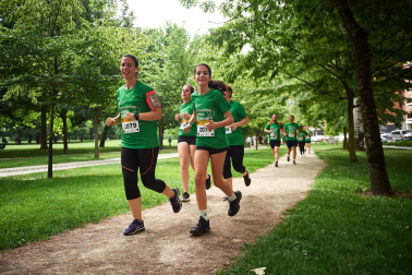 Fotos de la novena marcha solidaria contra el cáncer en Pamplona./